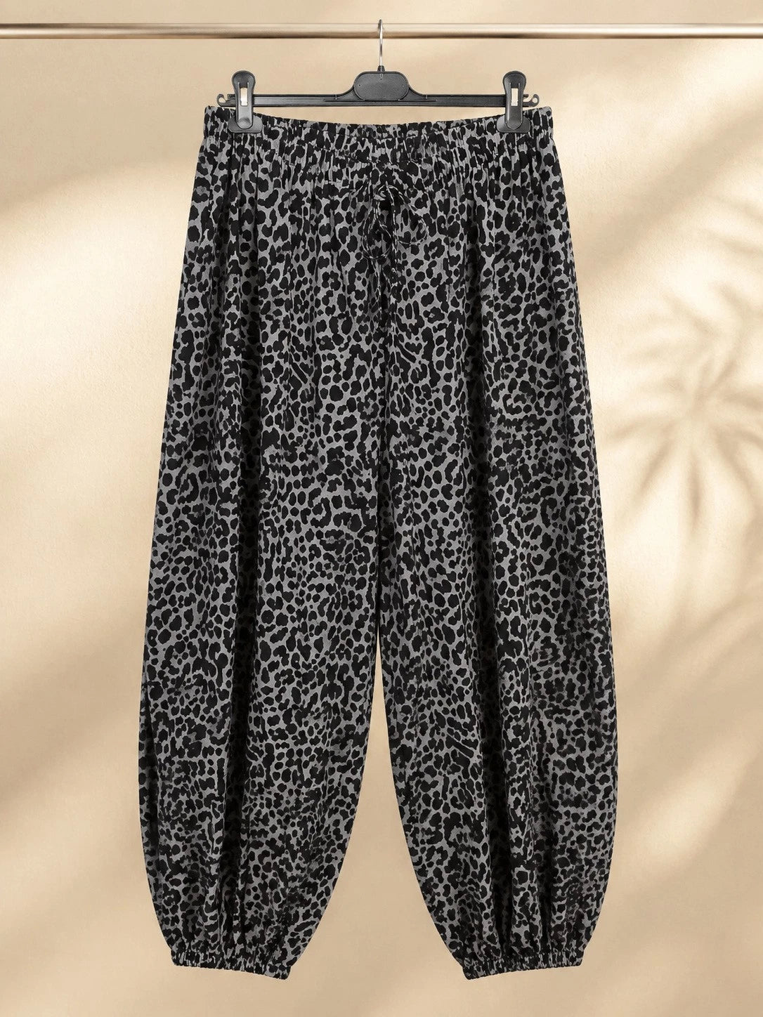 Curvy Damen Leo-Baggyhose aus Baumwolle Größe 48–60 – Ansicht 2