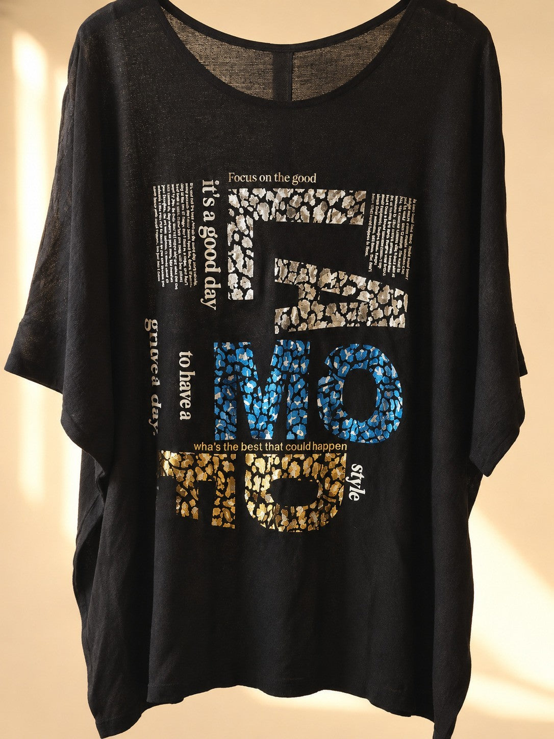 Curvy Longshirt FAMOUS Metallic Print Oversize hinten laenger Schlitz – Produktbild 3
