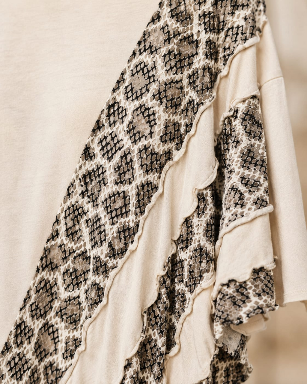 Damen Oversize Tunika Shirt Schlangenprint Rüschen Beige 50–60 Made in Italy – Produktbild 2