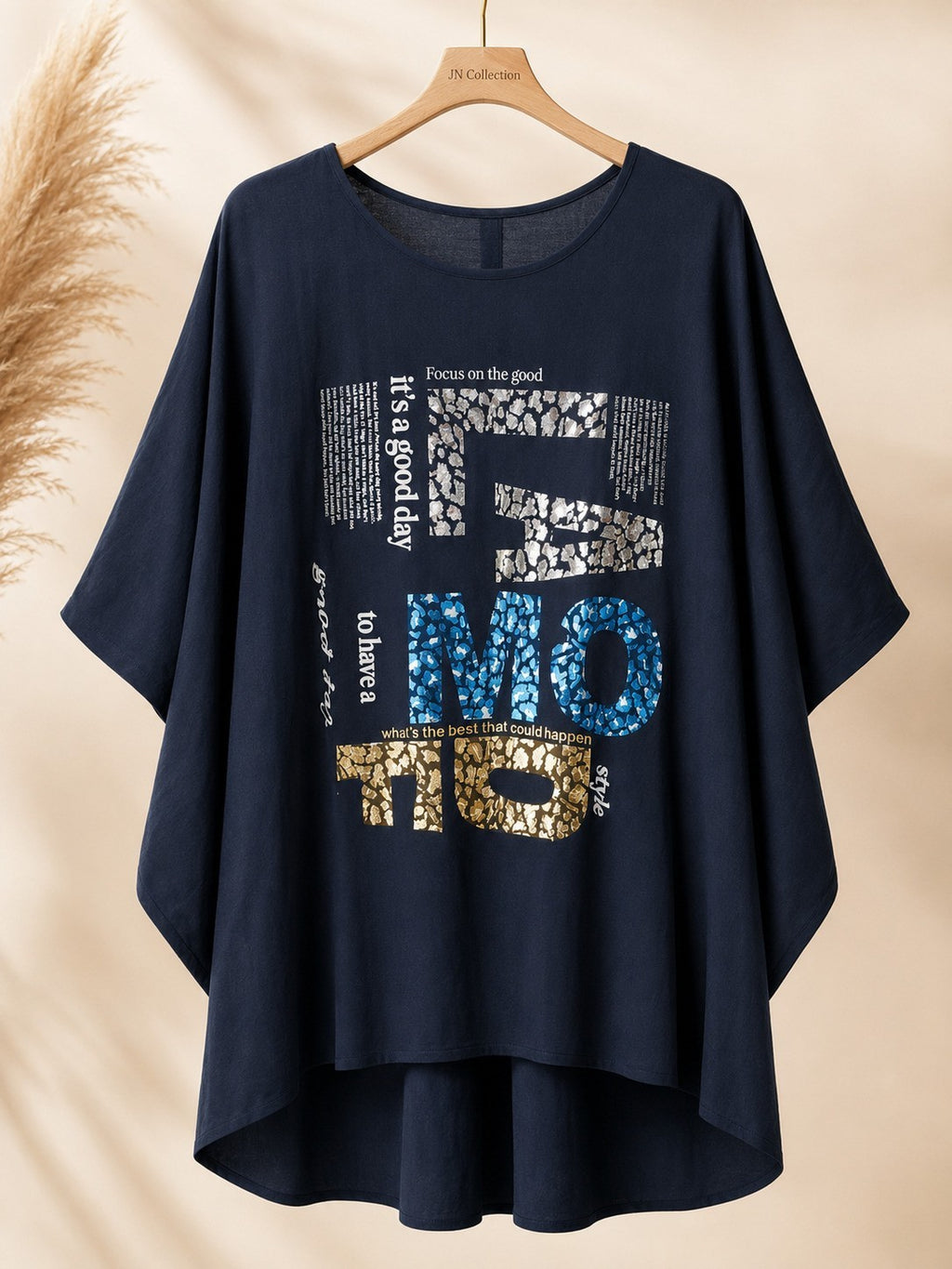 Curvy Longshirt FAMOUS Metallic Print Oversize hinten laenger Schlitz – Produktbild 5