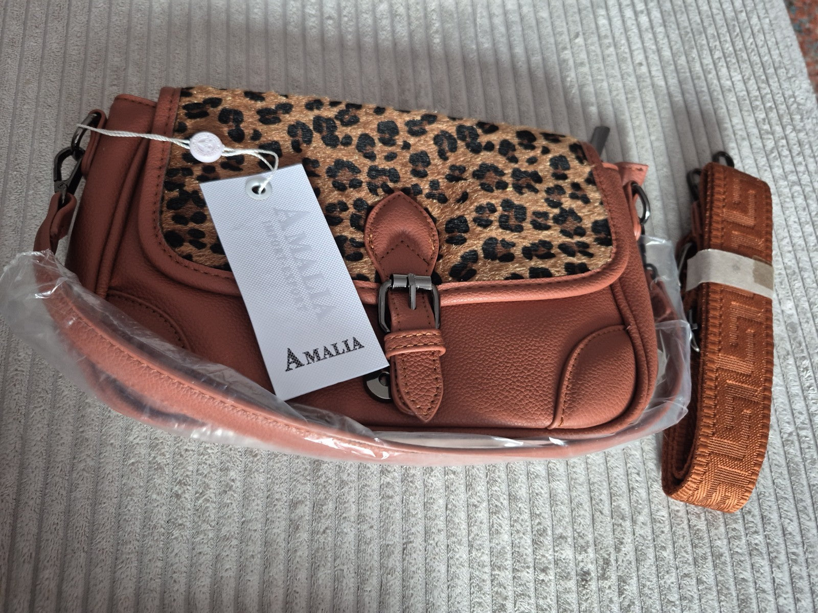 Analia Damen Tasche Leo Leopard Cognac Braun Umhängetasche – Produktbild 4