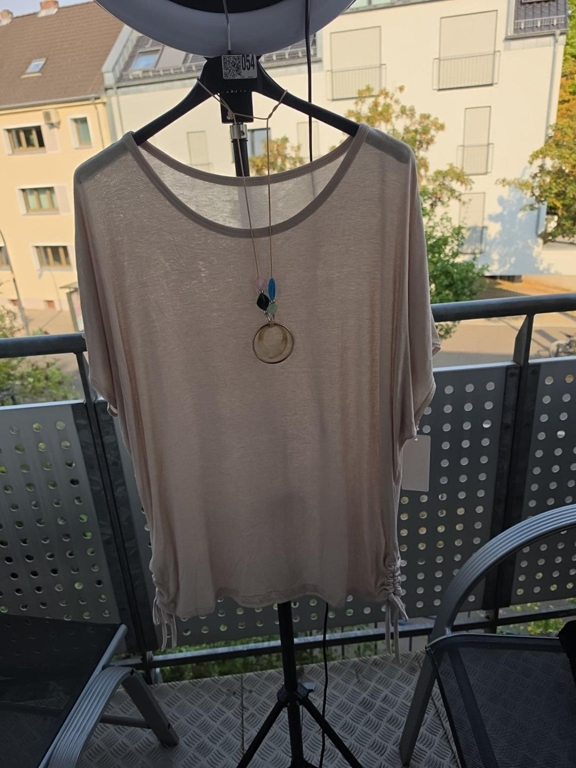 Curvy Oversize Shirt mit Kette Schleifen hinten Viskose Beige Taupe – Produktbild 2