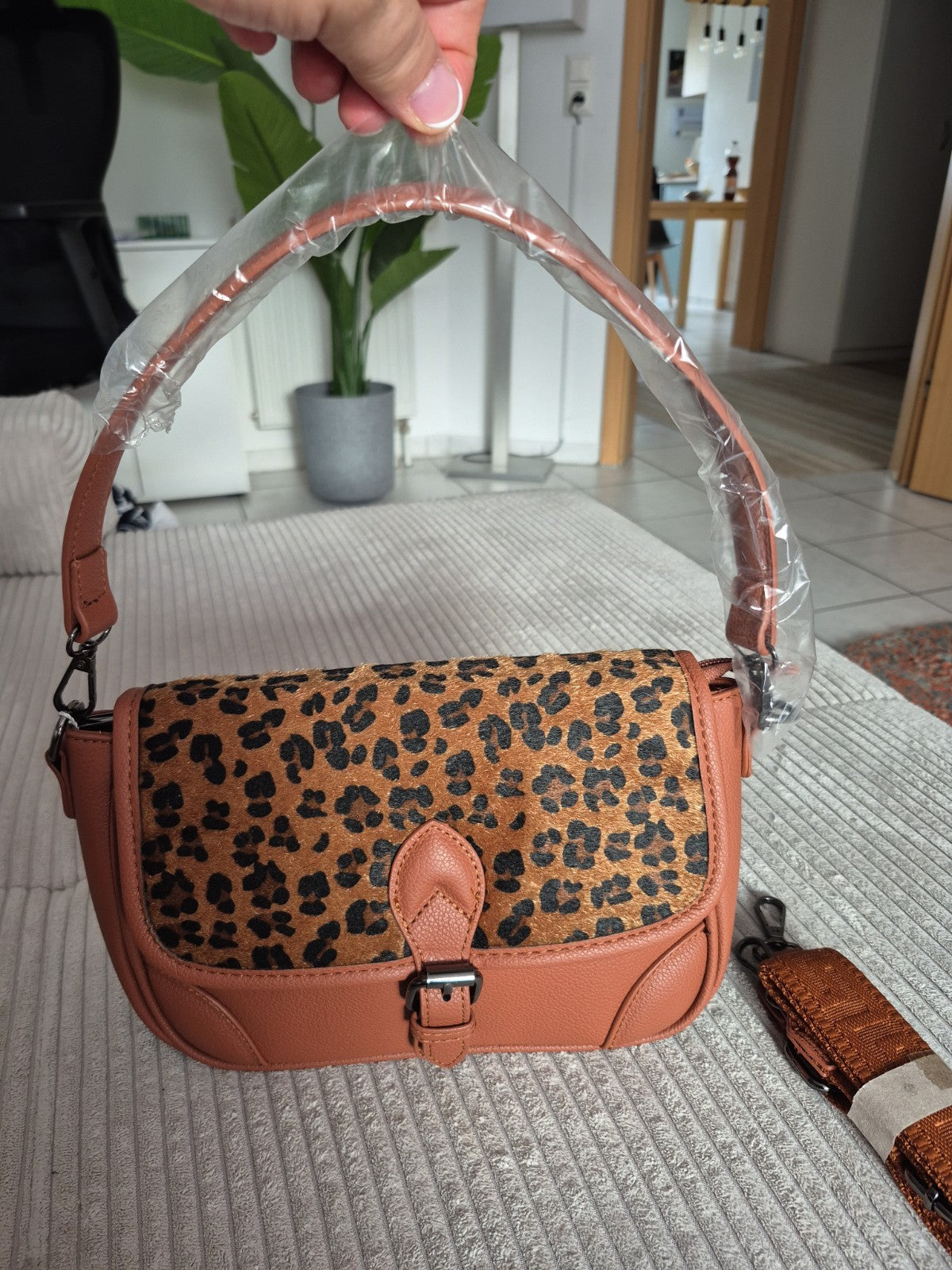 Analia Damen Tasche Leo Leopard Cognac Braun Umhängetasche – Produktbild 2