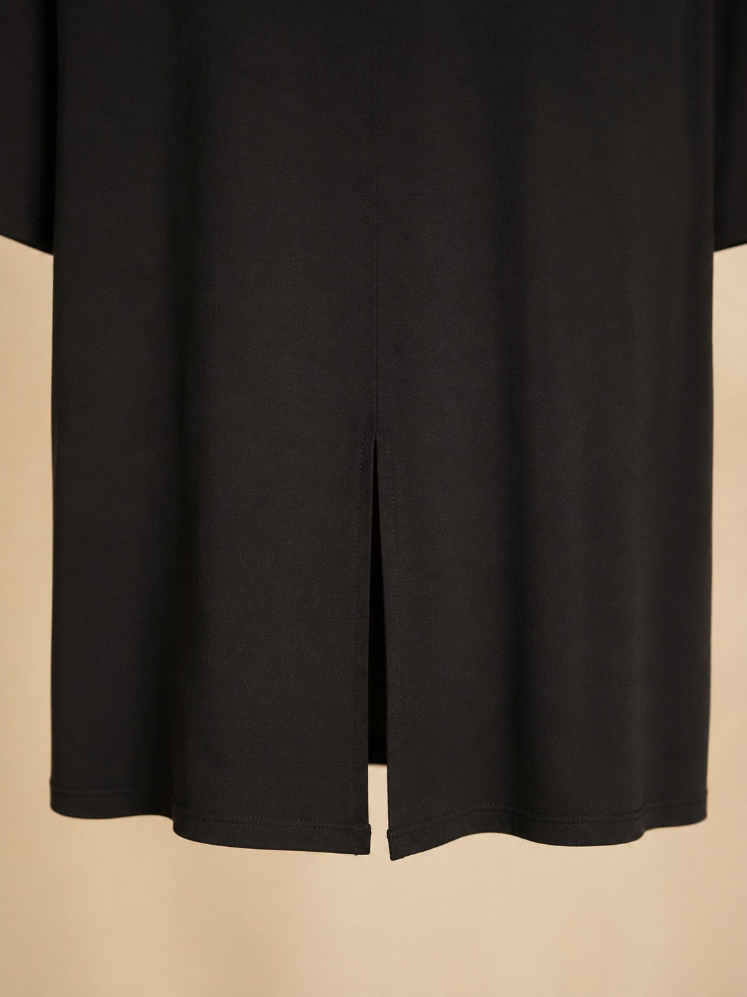 Curvy Longshirt FAMOUS Metallic Print Oversize hinten laenger Schlitz – Produktbild 4