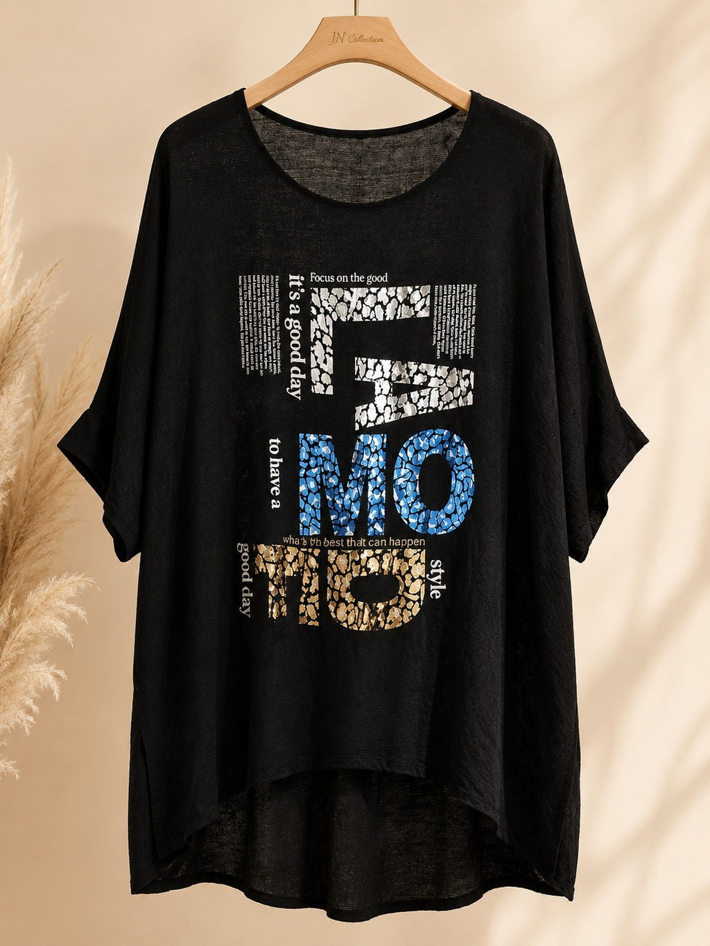 Curvy Longshirt FAMOUS Metallic Print Oversize hinten laenger Schlitz – Produktbild 1